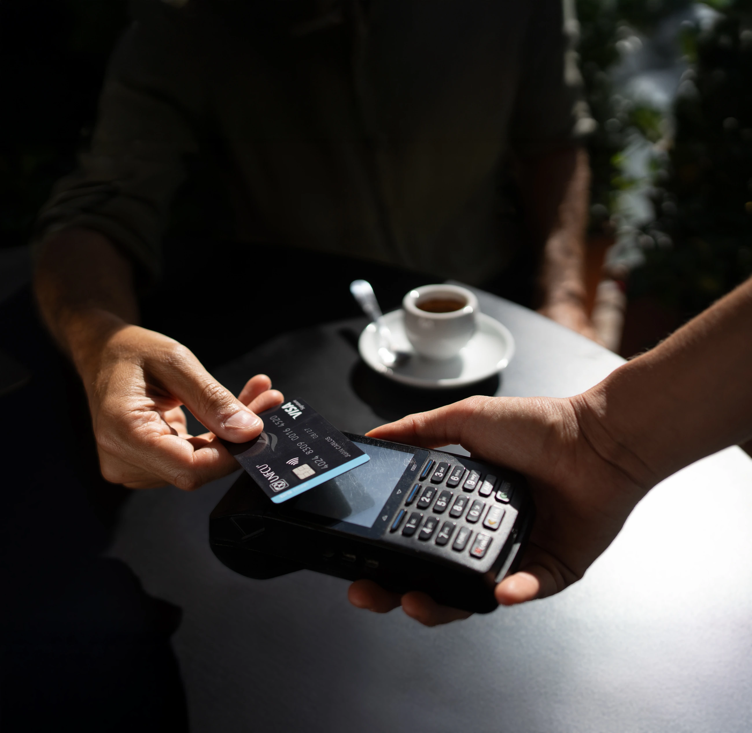 A card payment at a Rome cafe photographed by Claudia Gori
